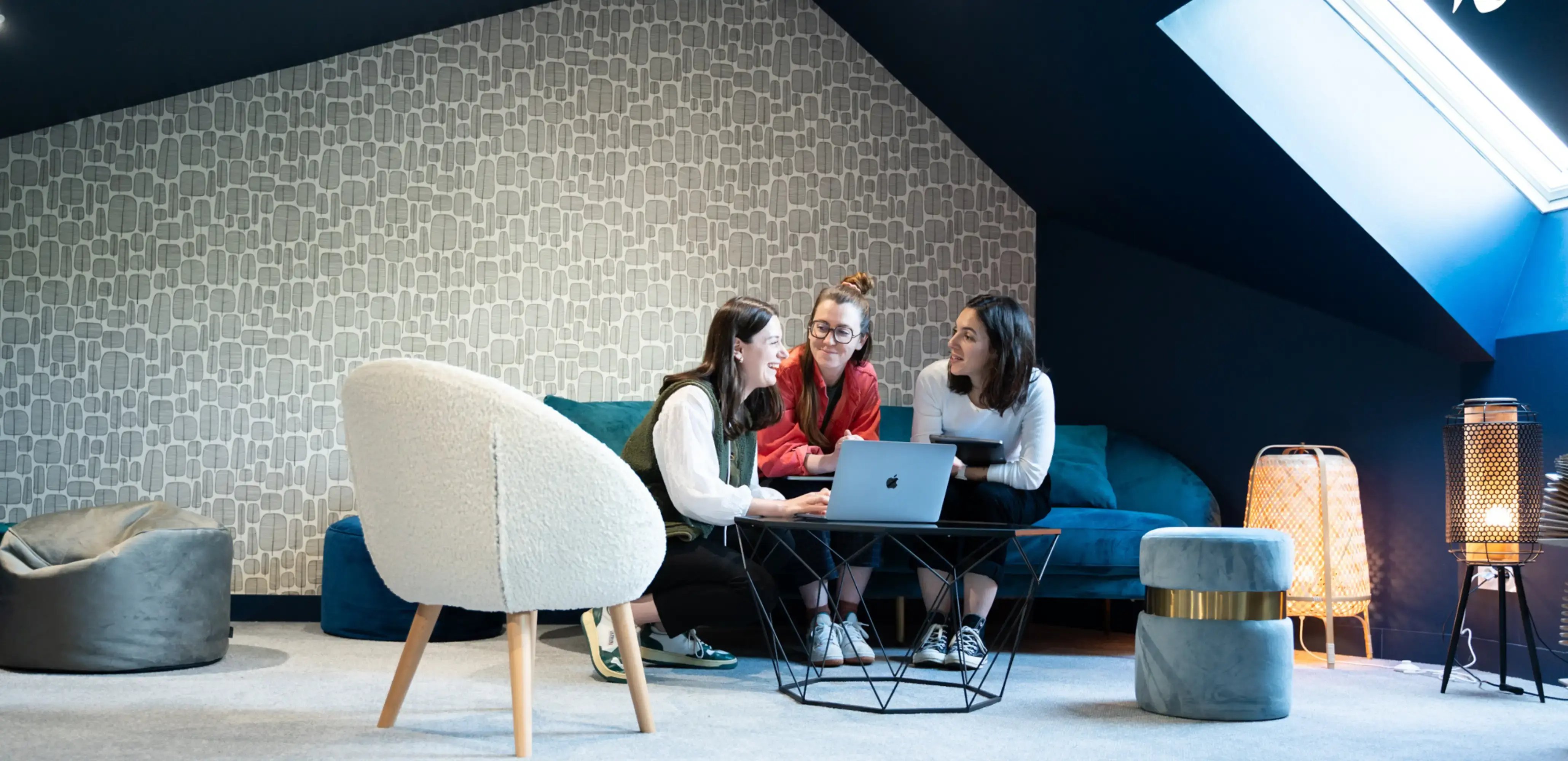 Travail en équipe dans la salle de siestes de Check & Visit